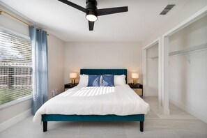 3 bedrooms, desk, iron/ironing board, WiFi - Basketball + Firepit + 20mi to Disney + in dwtn! (St. Cloud)