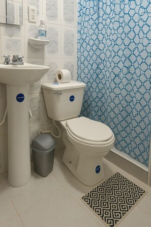 Economy Single Room, 1 Single Bed, Non Smoking | Bathroom | Shower, towels - Casa Fortel, Centro Internacional (Bogotá)