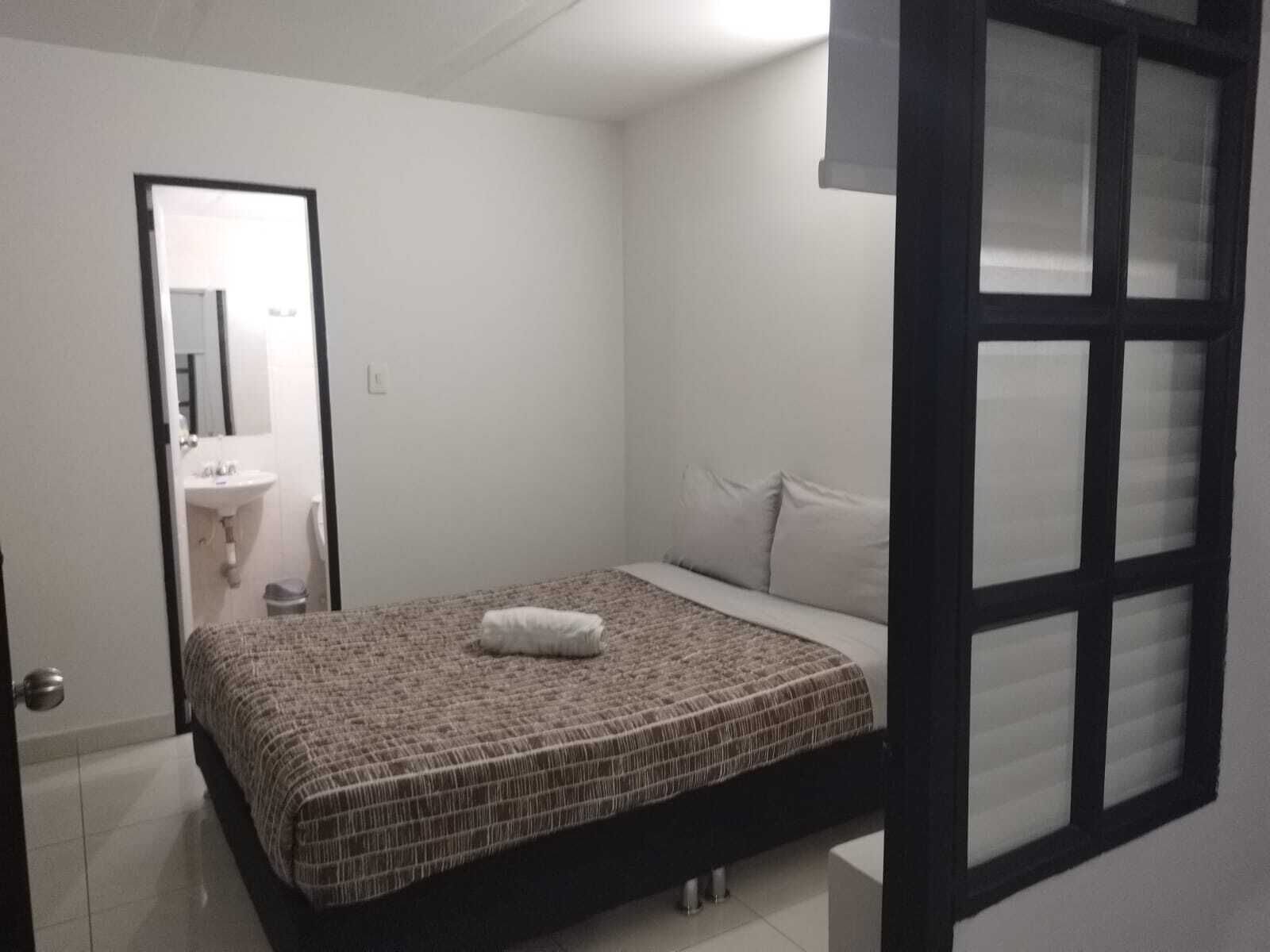 Escritorio, cortinas blackout y wifi gratis 
