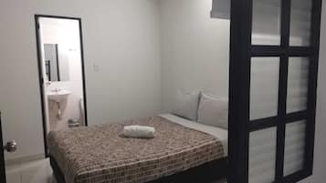 Escritorio, cortinas blackout y wifi gratis