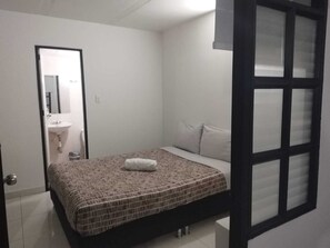 Habitación económica, 1 cama doble, no fumadores | Escritorio, cortinas opacas, wifi gratis