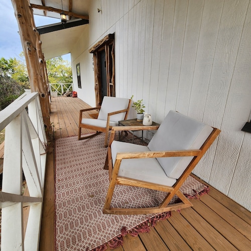 Charming studio in delightful Spring Branch for a quick, tranquil stay.  