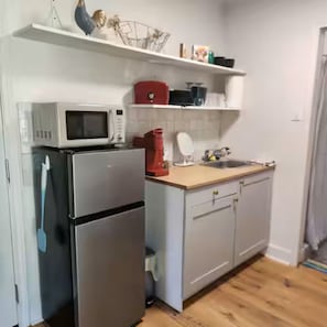 Fridge, microwave, coffee/tea maker, toaster - Charming studio in delightful Spring Branch for a quick, tranquil stay.   (Spring Branch)