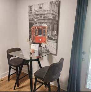 Dining - Charming studio in delightful Spring Branch for a quick, tranquil stay.   (Spring Branch)