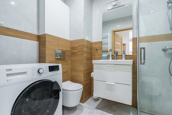 Shower, hair dryer, towels