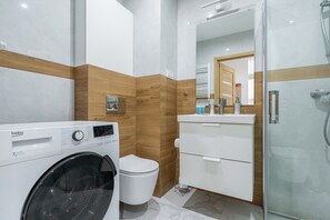 Shower, hair dryer, towels