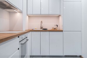 Frigorifero, forno, piano cottura, lavastoviglie