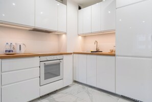 Refrigerador, horno, parrilla de estufa y lavavajillas 