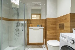 Dusche, Haartrockner, Handtücher, Seife