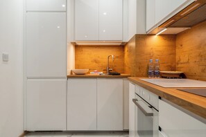 Fridge, oven, stovetop, dishwasher