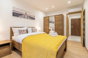1 slaapkamer, een strijkplank/strijkijzer, wifi, beddengoed