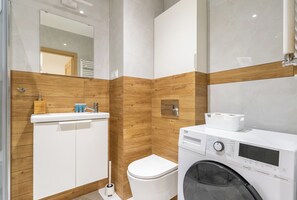 Dusche, Haartrockner, Handtücher, Seife