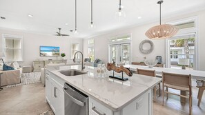 Interior - Walk to Seacrest Beach, Resort Pool Modern 3bdr Free Wheelin by Avantstay (Panama City Beach)