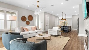 Interior - Sea Dweller by Avantstay Rooftop Spa + Gulf View Golf Cart, Pool (Panama City Beach)