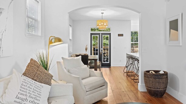 A modern living room with a sofa, a coffee table, and a large decorative vase. - Coastal Soul 393 by Avantstay Near Boat Ramp & Bay, Private Yard (Santa Rosa Beach)