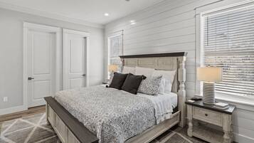 Rumah (4 Bedrooms) | 4 kamar tidur, setrika/meja setrika, dan seprai linen