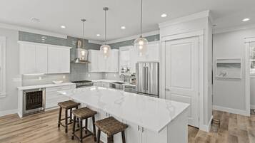 Rumah (4 Bedrooms) | Dapur pribadi | Lemari es, microwave, oven, dan kompor