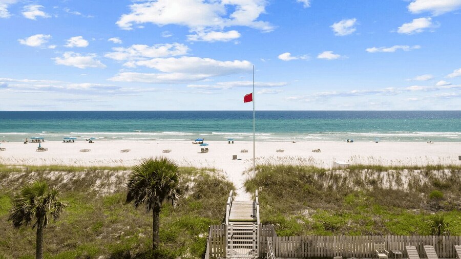 Blue Marlin by Avantstay Beachfront w/ Views, Pool Access, Beach Chairs