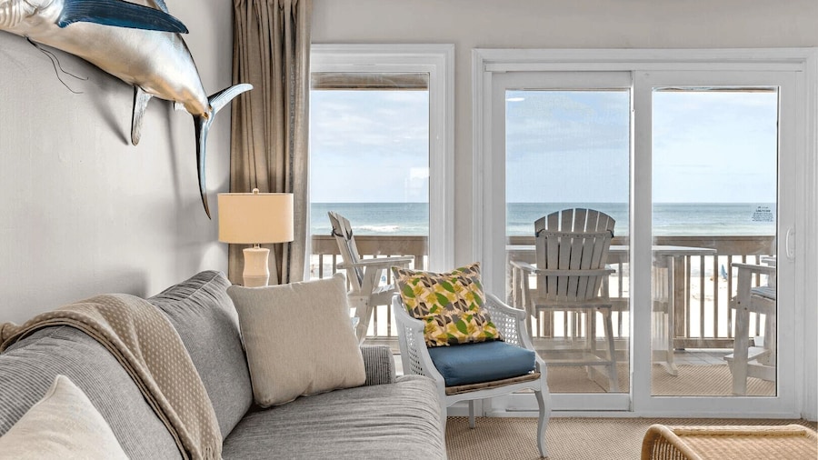 Blue Marlin by Avantstay Beachfront w/ Views, Pool Access, Beach Chairs