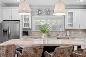 Interior - Honey Bee Bungalows by Avantstay Boat Friendly, Pool Access (Miramar Beach)
