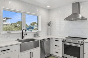 House (6 Bedrooms) | Private kitchen | Fridge, microwave, oven, stovetop