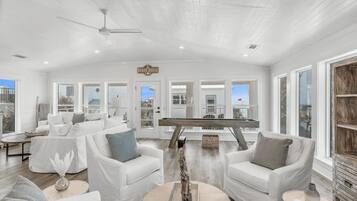 House (6 Bedrooms) | Interior