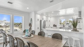 House (6 Bedrooms) | Interior