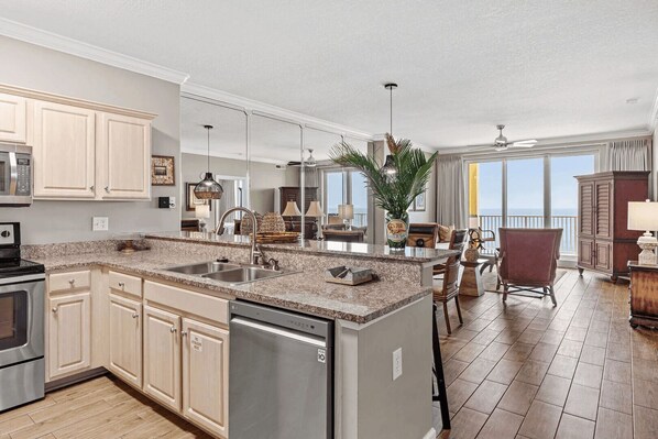 Interior - Bahama Breeze by Avantstay Gulf Front, 2 Pools, Beach Chairs Included! (Panama City Beach)