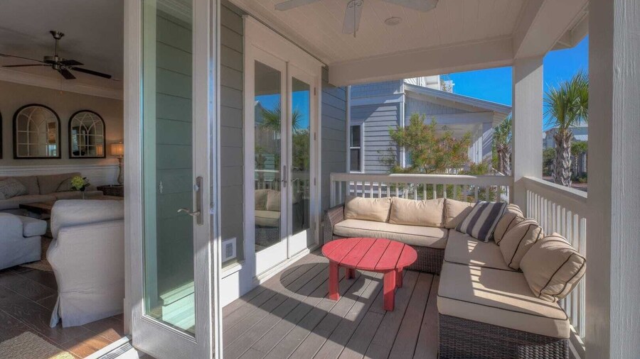 Barefoot Paradise by Avantstay Walk to Beach, Pool, Bikes