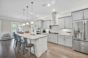 Casa (4 Bedrooms) | Cocina privada | Horno, parrilla de estufa, lavavajillas y cafetera y tetera 