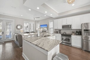 House (4 Bedrooms) | Private kitchen | Fridge, microwave, oven, stovetop