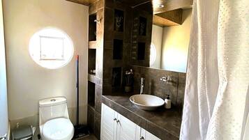 Hiustenkuivaaja, pyyhkeet, saippua, vessapaperi