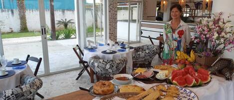 Free daily buffet breakfast