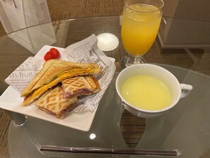 Termasuk sarapan pesanan masak setiap hari