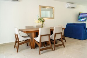 デラックス ハウス | ダイニングルーム