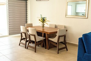 Deluxe House | Dining room