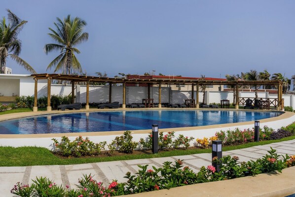 Outdoor pool, pool umbrellas, sun loungers