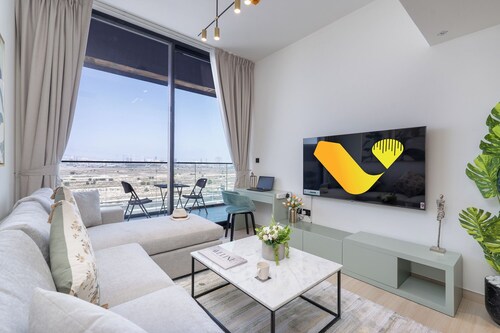 Vogue 7 mins Sky Dubai 3 mins Cirle Mall