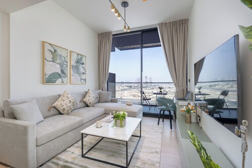 Vogue 7 mins Sky Dubai 3 mins Cirle Mall