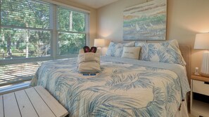 2 slaapkamers, een bureau, een strijkplank/strijkijzer, reisbedje