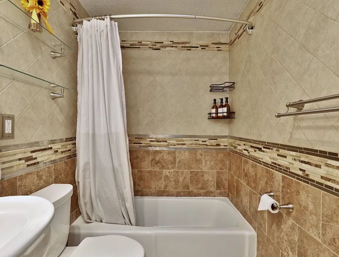 Hiustenkuivaaja, pyyhkeet, saippua, vessapaperi