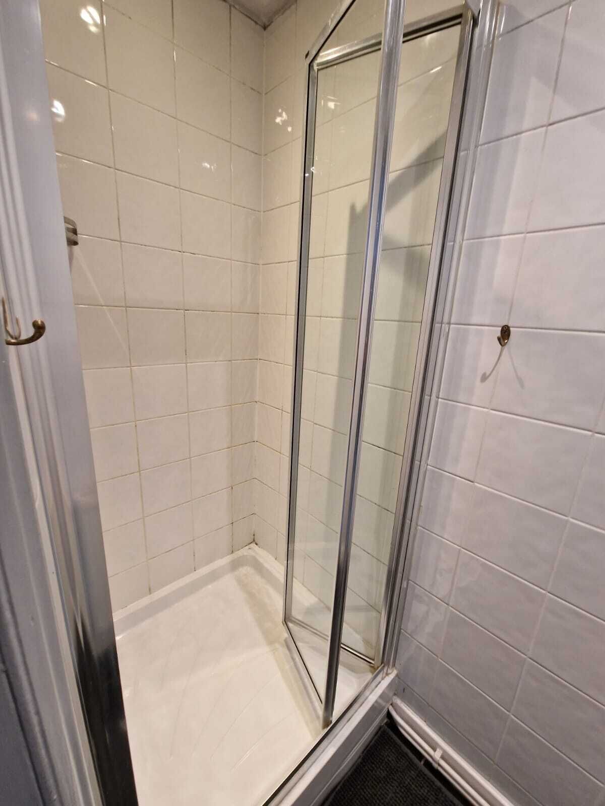 Een douche, een haardroger, handdoeken, toiletpapier