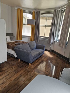 Living area - 1. Large & Comfy Studio - Prime Location - Quiet & Warm (Hove)