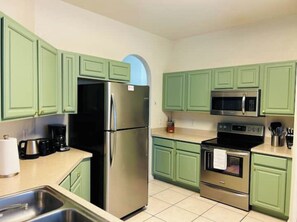 Refrigerador, microondas, horno y parrilla de estufa 
