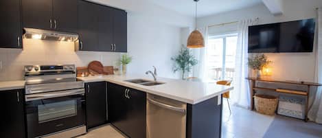 Frigorifero, microonde, forno, piano cottura