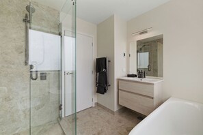 Dusche, Haartrockner, Handtücher, Seife