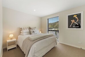 3 slaapkamers, een strijkplank/strijkijzer, gratis wifi, beddengoed