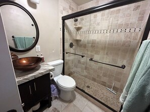 Ducha, secador de pelo y toallas
