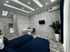 Minibar, in-room safe, desk, laptop workspace - Bex Sueno Hotel (Samarkand)