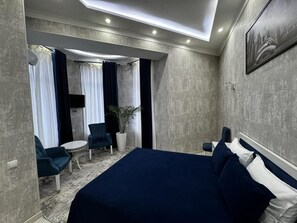 Quarto casal, vista para a cidade | Frigobar, cofres nos quartos, escrivaninha